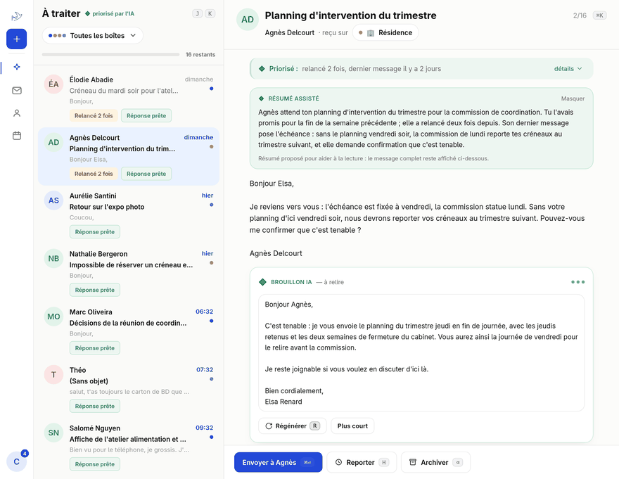 L'application Hirondelle : à gauche la liste « À traiter » priorisée par l'IA, à droite le message ouvert avec son résumé assisté et son brouillon de réponse rédigé par l'IA.